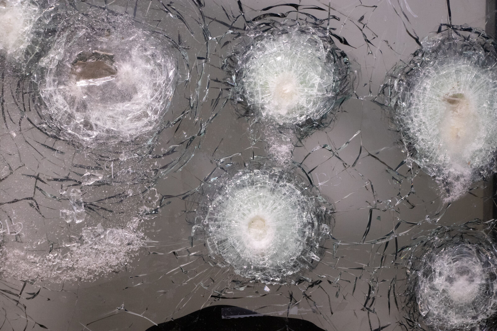 Cristal blindado Ballistic Group tras recibir múltiples impactos de bala sin ser penetrado